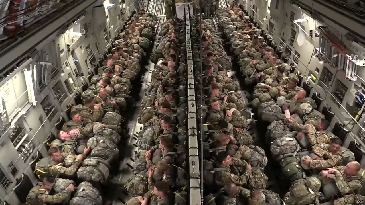 伞兵从C-17运输机进行跳伞演习